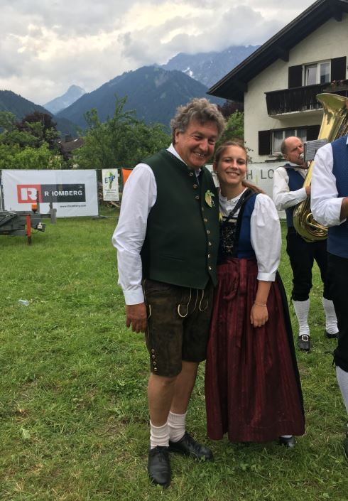 Bezirksmusikfest in Gantschier - Marketenderin Julia mit Festführer 